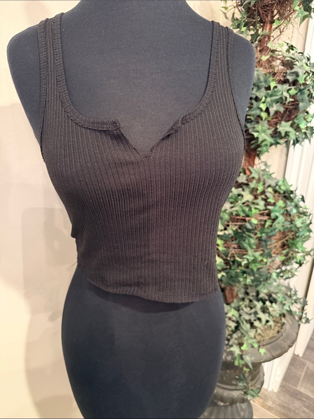 Black Ribbed V-Notch Cropped Tank Top - Size Medium
